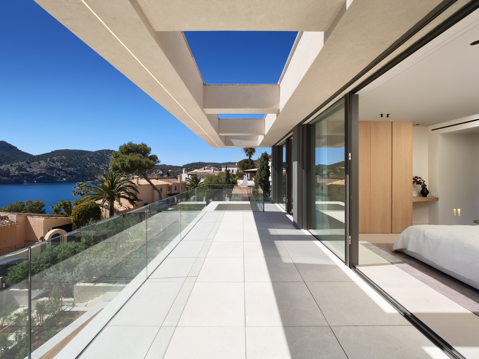 La vista sul mare incontra l'architettura di alto livello in una posizione privilegiata a Camp de Mar.-15