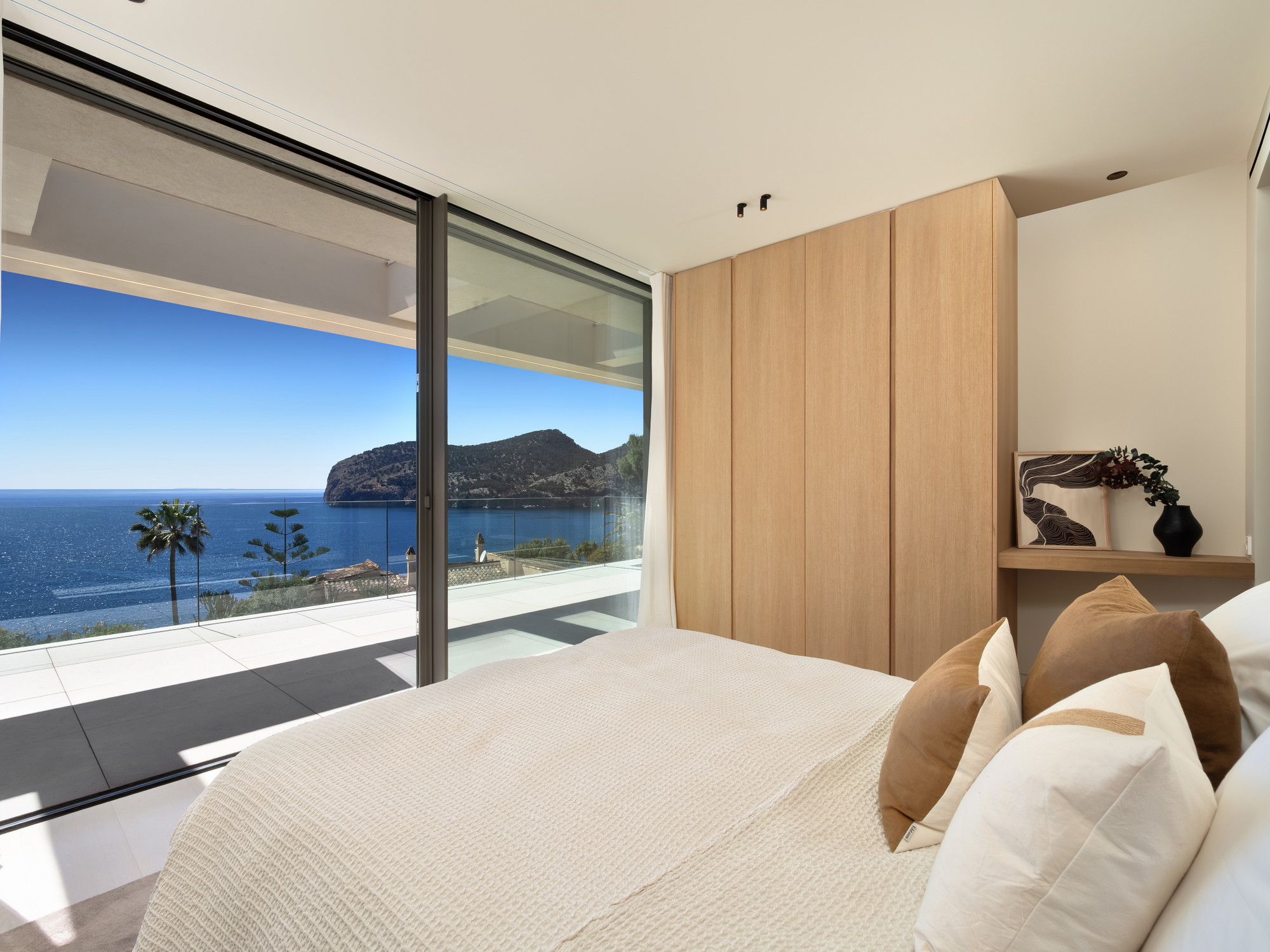 La vista sul mare incontra l'architettura di alto livello in una posizione privilegiata a Camp de Mar.-14