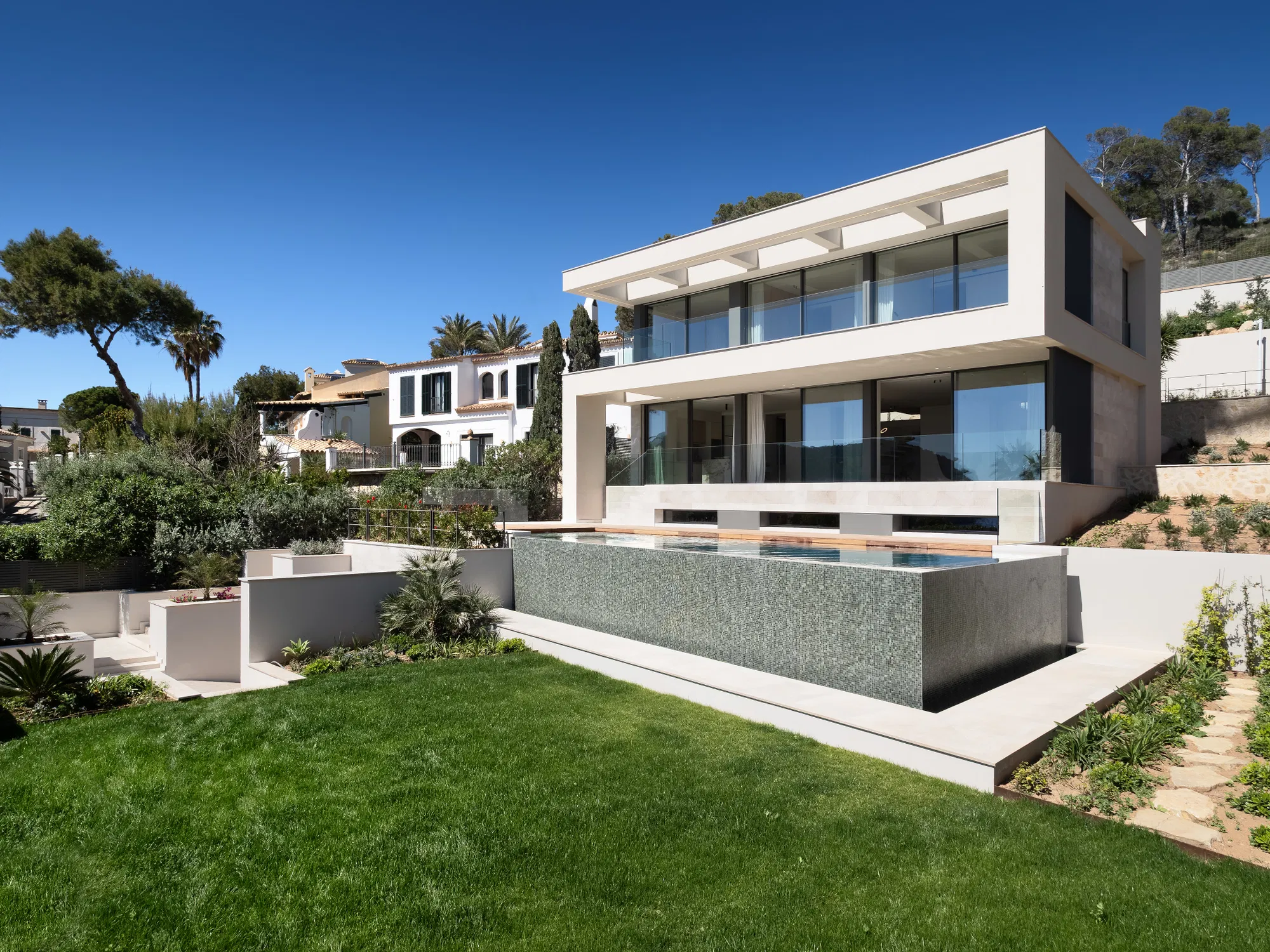 La vista sul mare incontra l'architettura di alto livello in una posizione privilegiata a Camp de Mar.-2