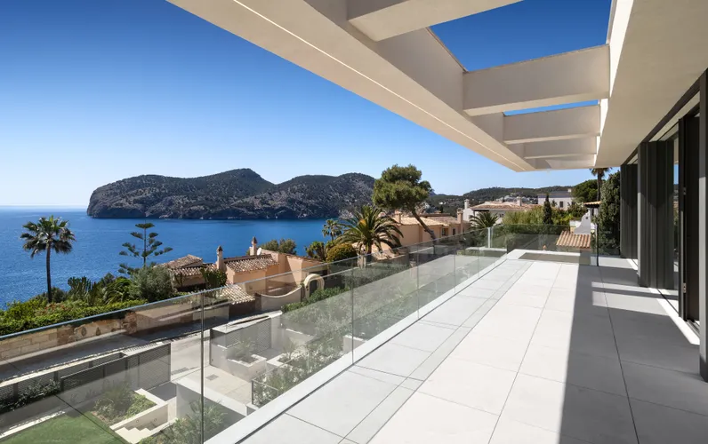 Vistes al mar sense obstacles i arquitectura d'alta gamma en una ubicació privilegiada de Camp de Mar