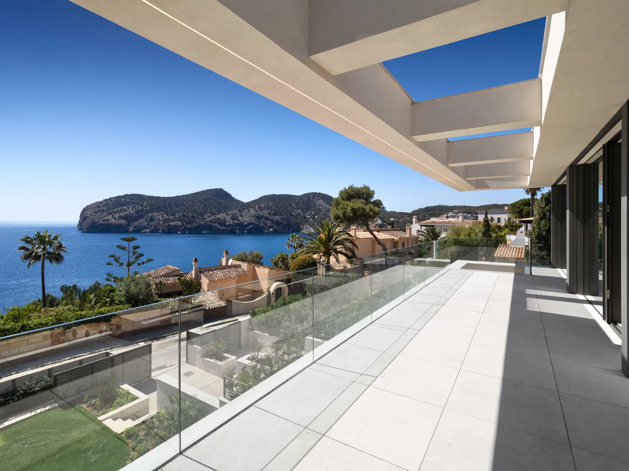 La vista sul mare incontra l'architettura di alto livello in una posizione privilegiata a Camp de Mar.-1