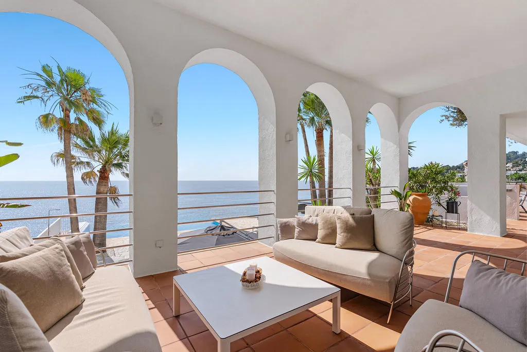 Exclusiva villa en primera línea de mar con acceso directo al agua-4