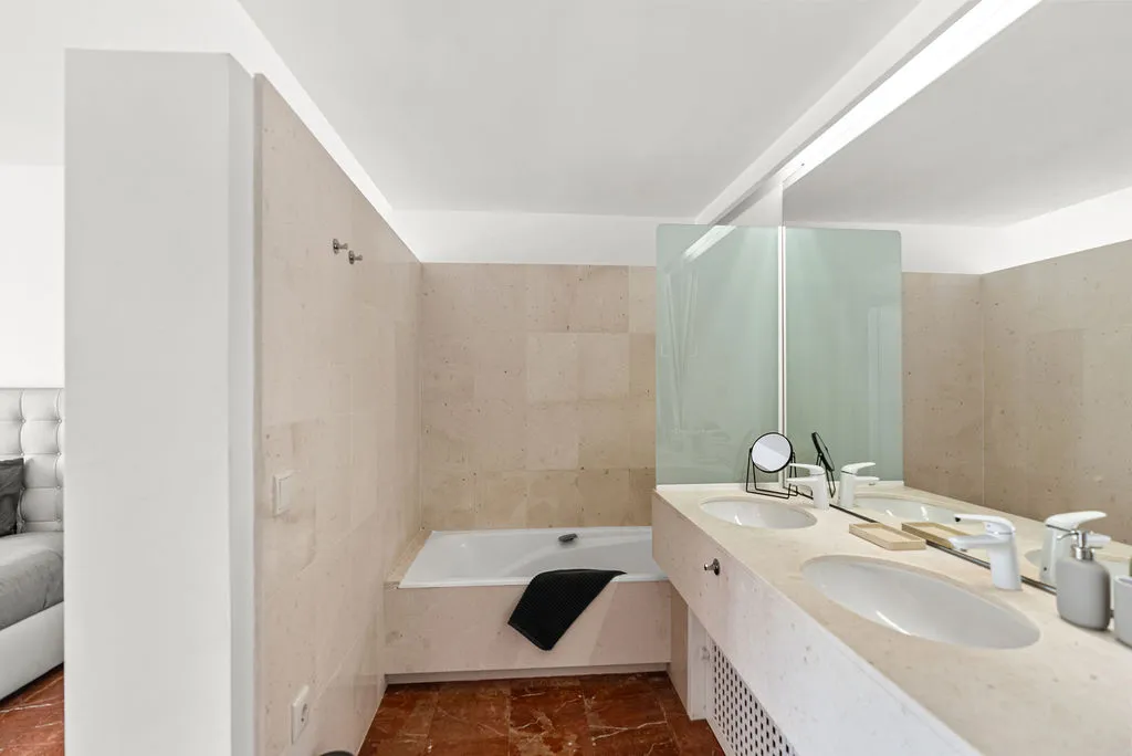 Exclusiva villa en primera línea de mar con acceso directo al agua-8