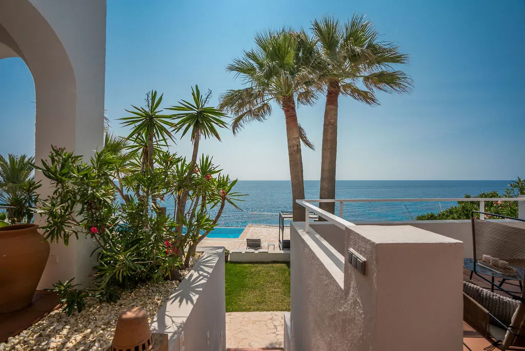 Villa exclusive en première ligne de mer avec accès direct à l'eau et vue fantastique sur la mer-11