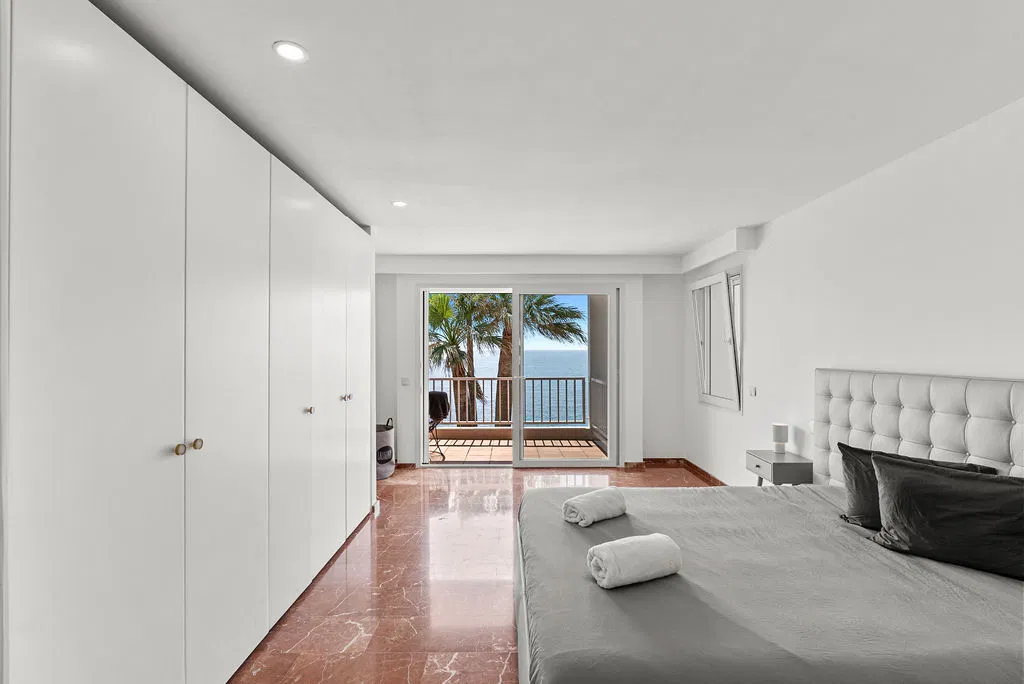 Villa exclusive en première ligne de mer avec accès direct à l'eau et vue fantastique sur la mer-7
