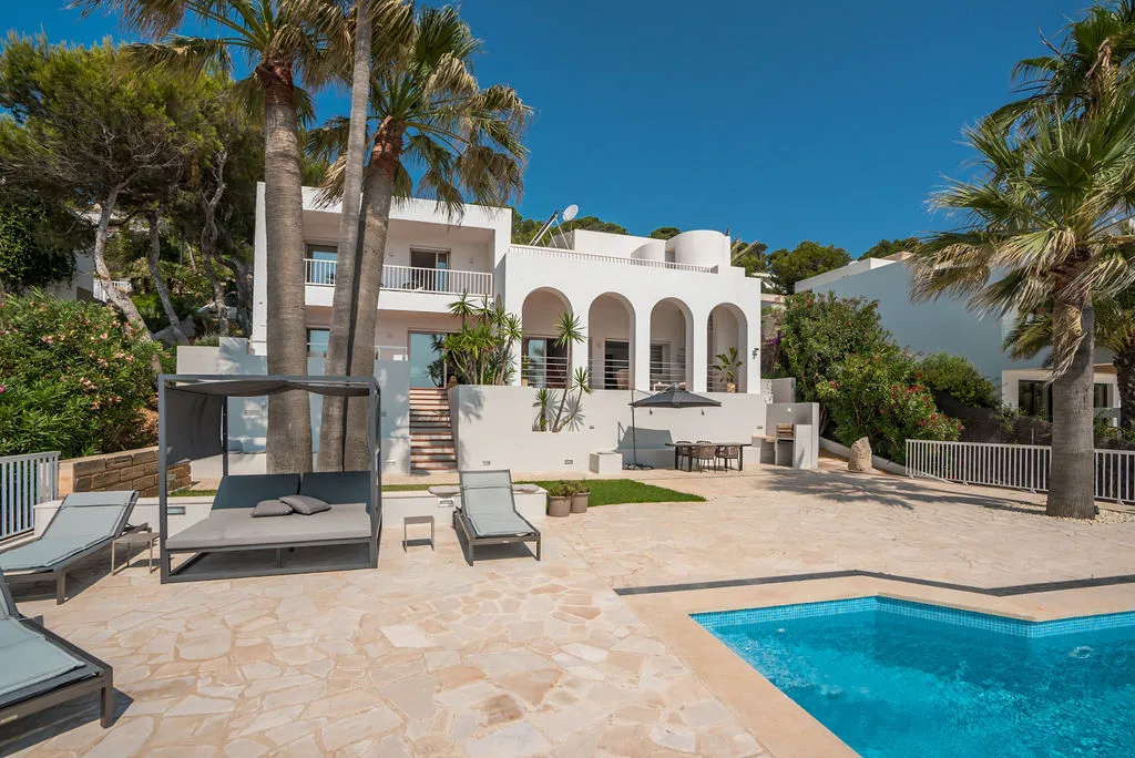 Exclusiva villa en primera línea de mar con acceso directo al agua-13