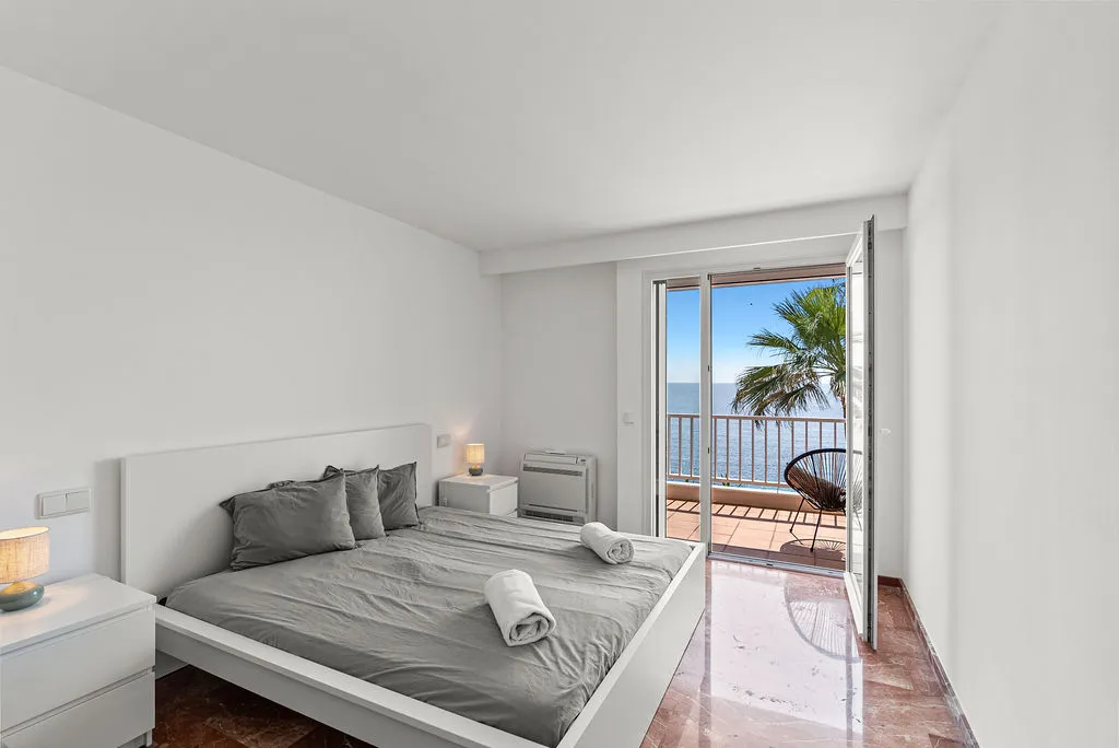 Exclusiva villa en primera línea de mar con acceso directo al agua-9