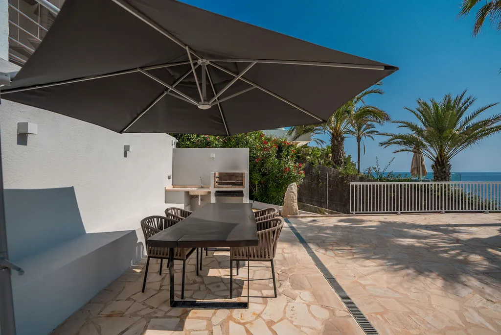 Exclusiva villa en primera línea de mar con acceso directo al agua-12