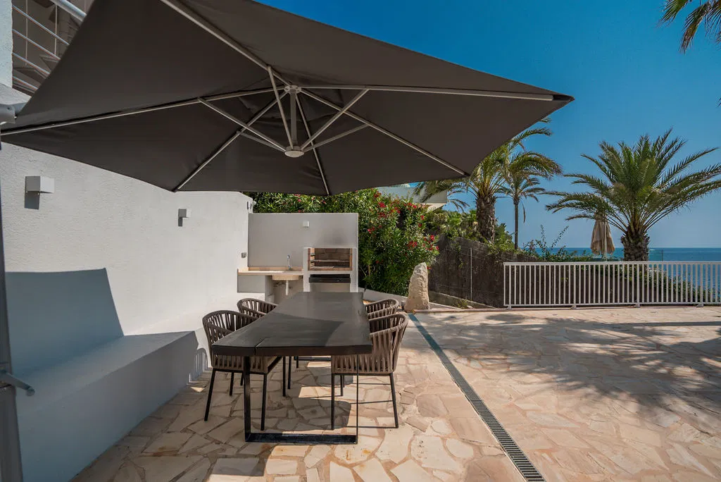 Villa exclusive en première ligne de mer avec accès direct à l'eau et vue fantastique sur la mer-12