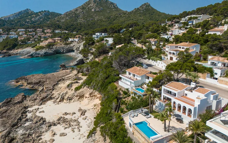 Exclusive villa on the first sea line with direct water access