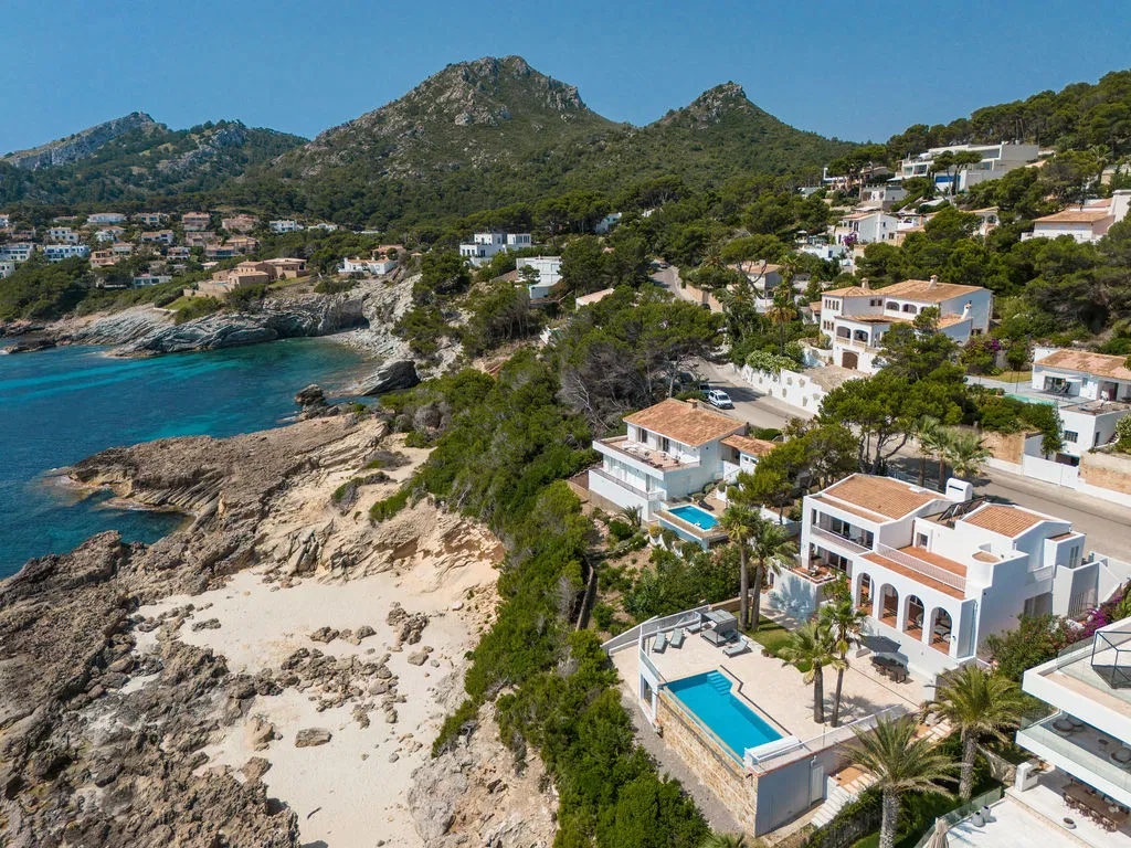 Villa exclusive en première ligne de mer avec accès direct à l'eau et vue fantastique sur la mer-1