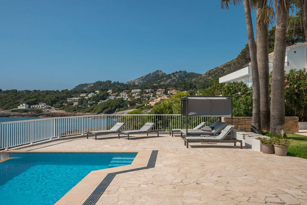 Exclusiva villa en primera línea de mar con acceso directo al agua-3