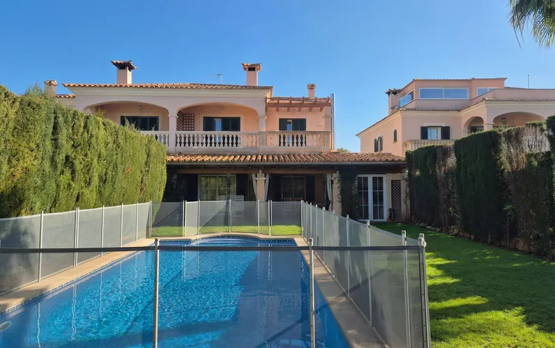 Mediterranean semi-detached villa with pool in Puig de Ros