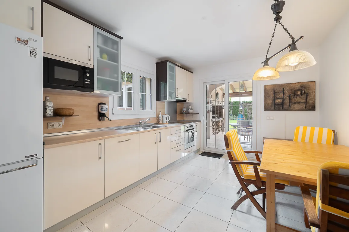 Medelhavs parhus med pool i Puig de Ros-5