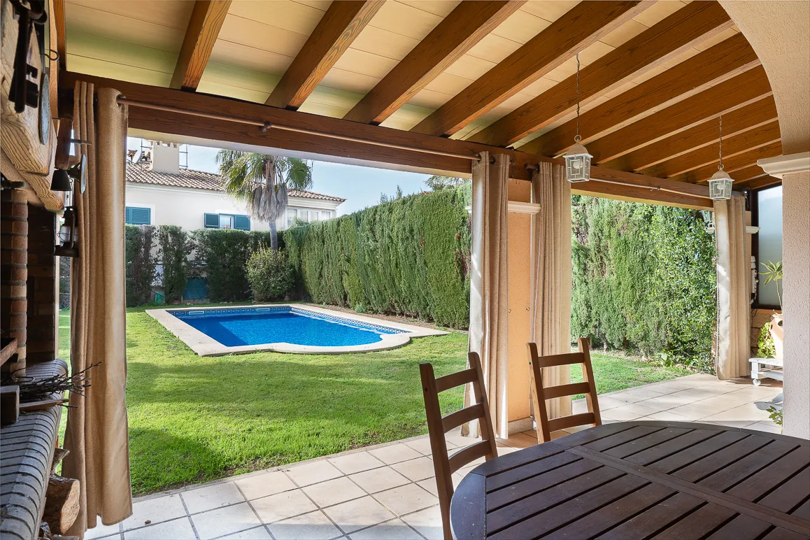 Medelhavs parhus med pool i Puig de Ros-2