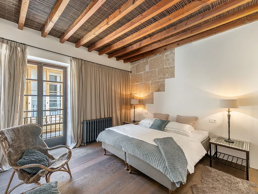 A unique duplex penthouse with spectacular terraces and cathedral views-12