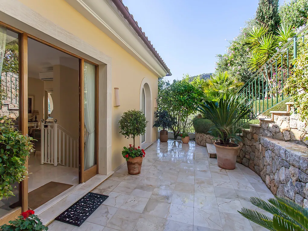 Elegante villa con vista sul mare e sul porto-16