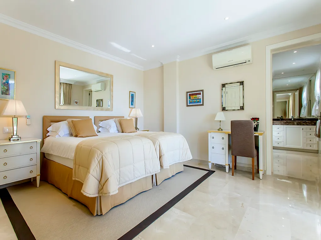 Elegante villa con vista sul mare e sul porto-11