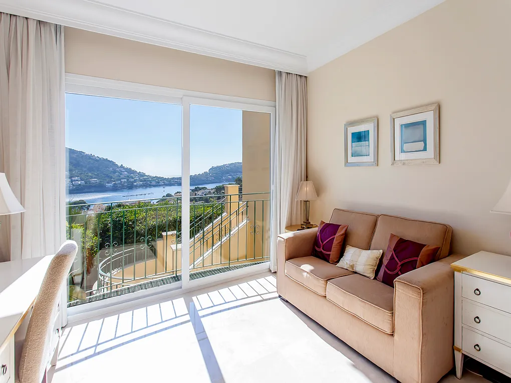 Elegante villa con vista sul mare e sul porto-15