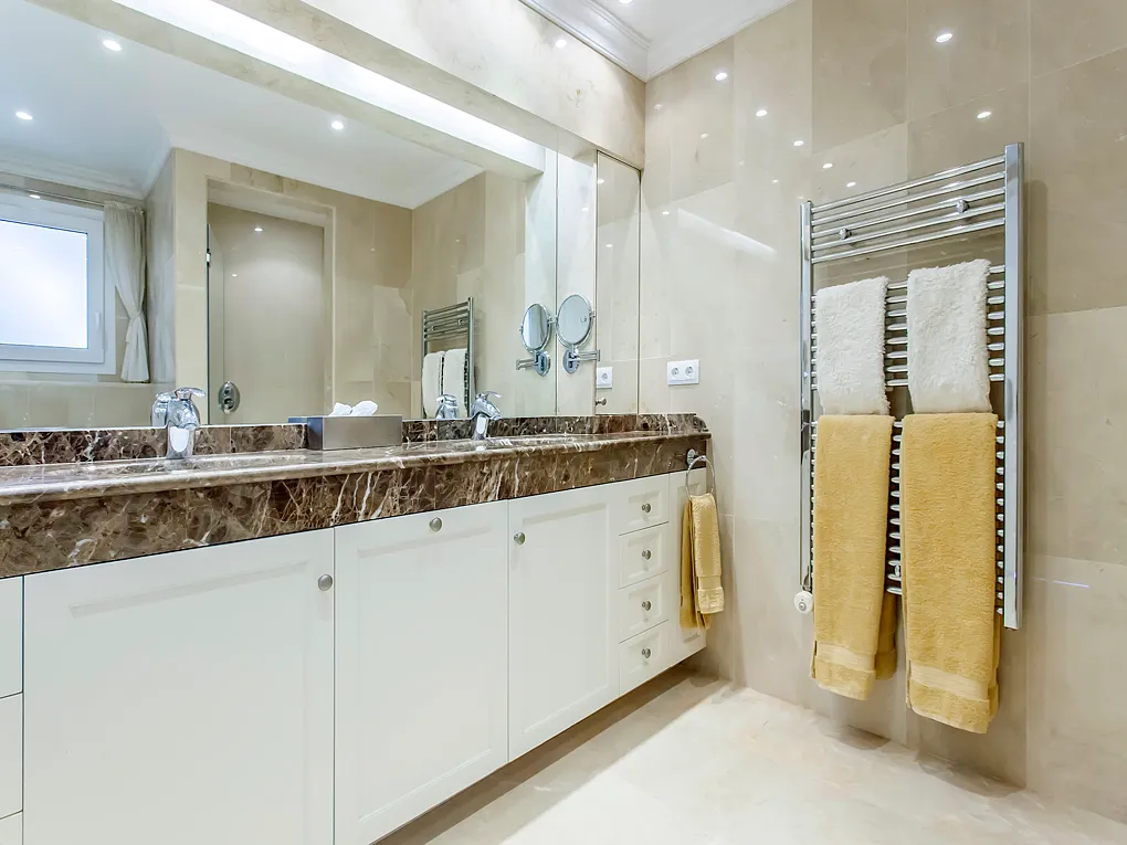 Elegant Vila amb vista al mar i al port-12