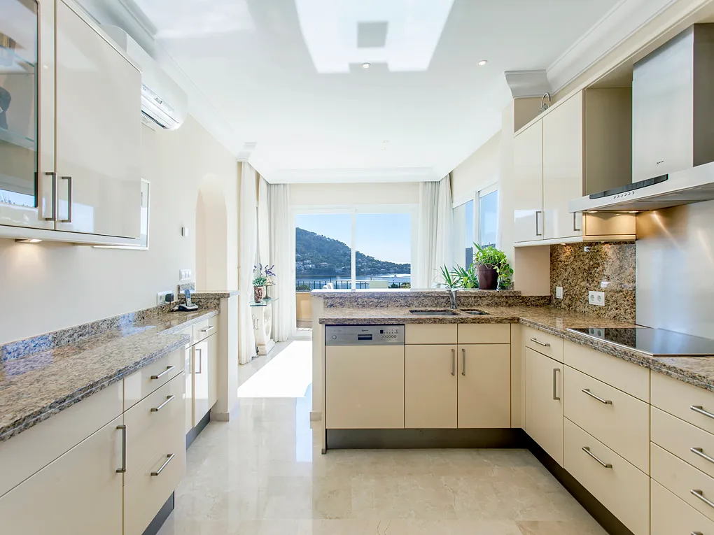 Elegante villa con vista sul mare e sul porto-6