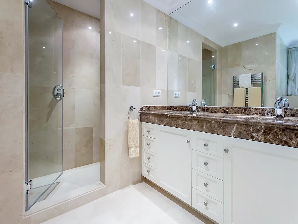 Elegante villa con vista sul mare e sul porto-8