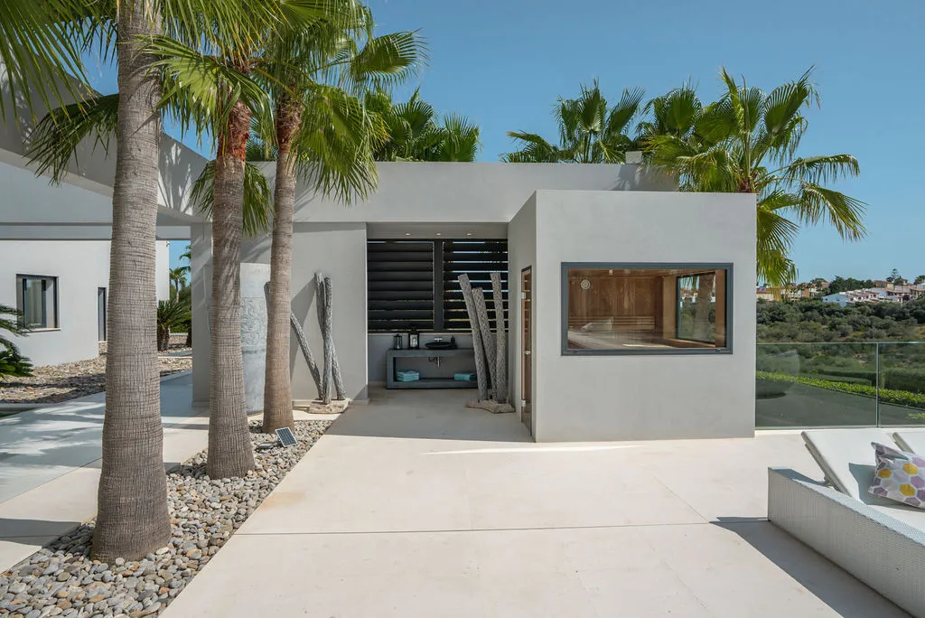 Finca de lujo con estilo moderno cerca del mar-16