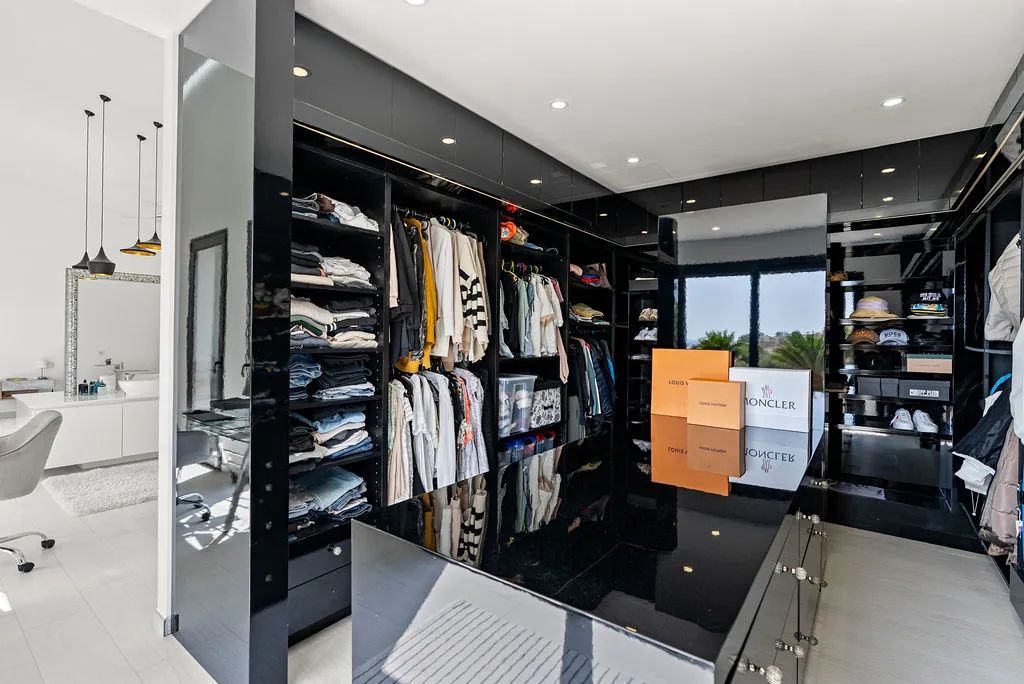 Finca de lujo con estilo moderno cerca del mar-13