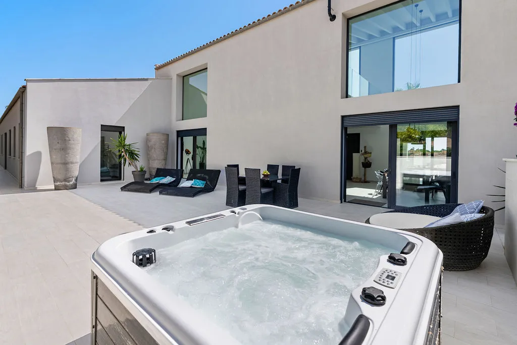 Finca de lujo con estilo moderno cerca del mar-15