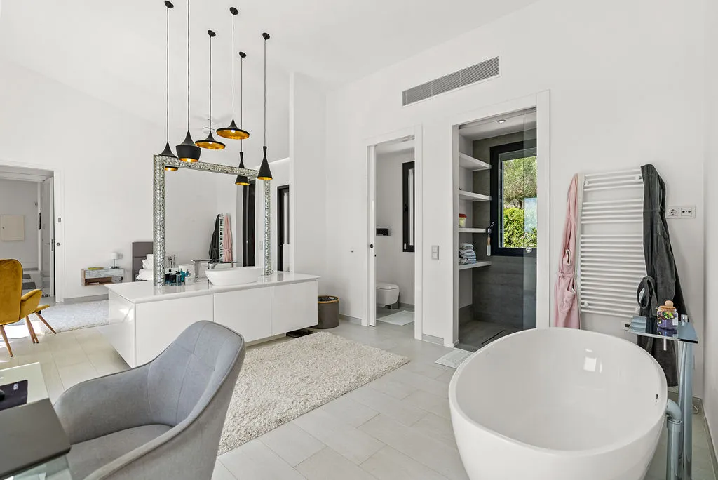 Luksusowa finca w stylu balijskiej willi blisko morza-11