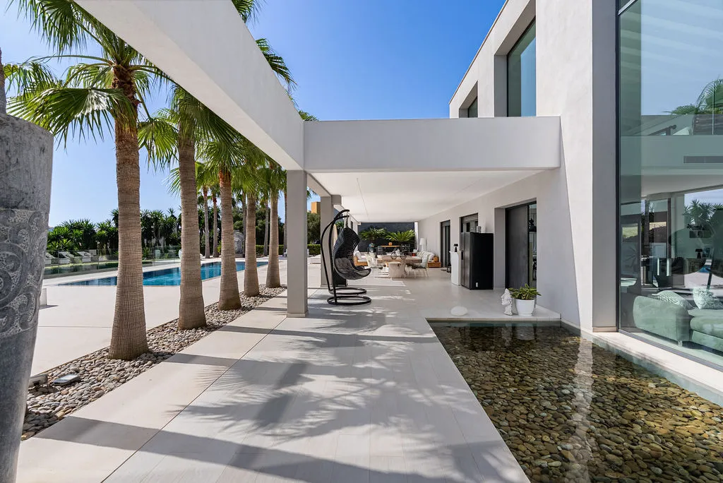 Finca de lujo con estilo moderno cerca del mar-4