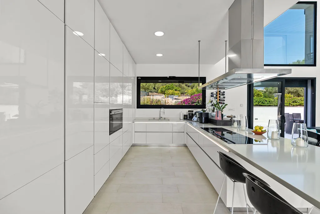 Finca de lujo con estilo moderno cerca del mar-6