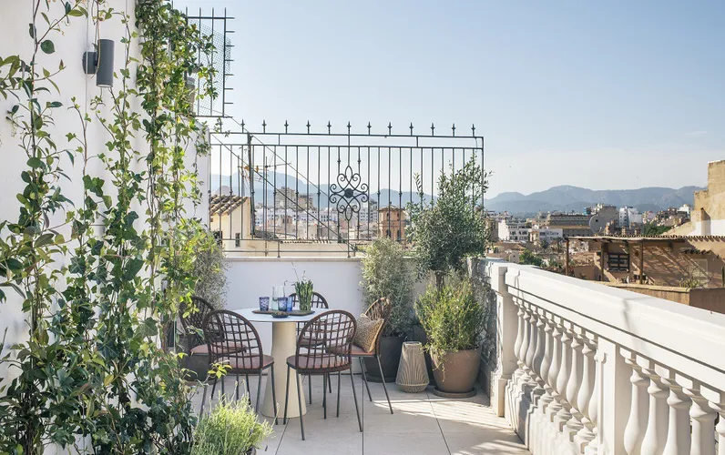 Casa a schiera con tre appartamenti, terrazza sul tetto e ascensore