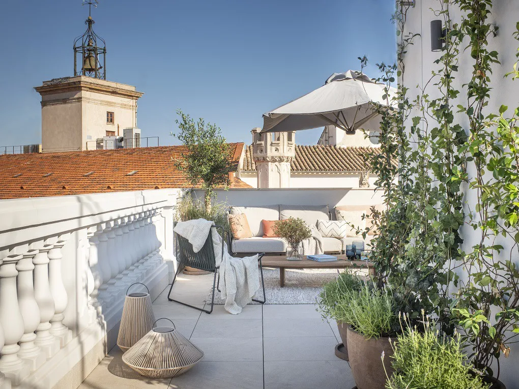 Townhouse with three apartments, roof terrace and elevator-10