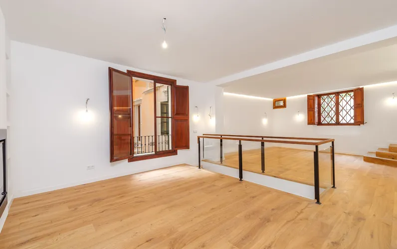 Dwupoziomowy apartament z parkingiem w zabytkowym budynku w ekskluzywnej okolicy, Palma