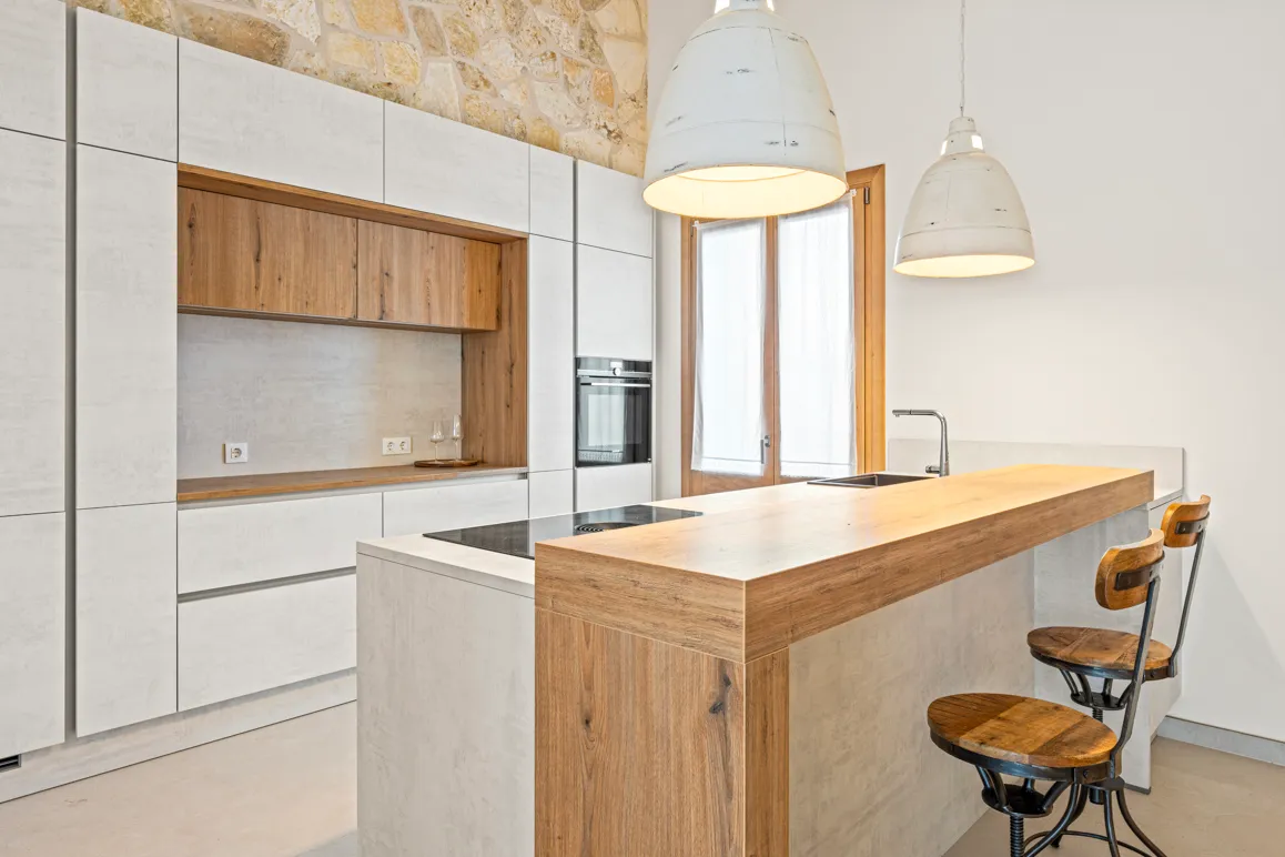 Exclusiva casa de ciutat renovada amb estil mediterrani i impressionants àrees exteriors-7