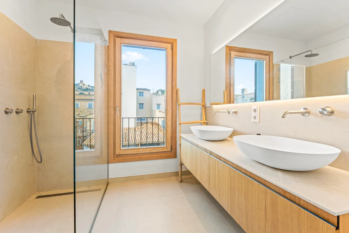 Exclusiva casa de ciudad renovada con estilo mediterráneo y impresionantes áreas exteriores-12