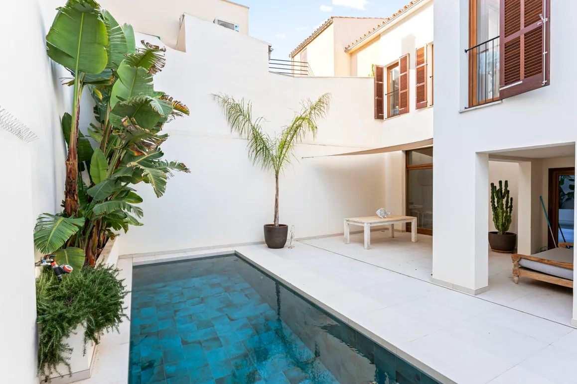 Exclusiva casa de ciudad renovada con estilo mediterráneo y impresionantes áreas exteriores-1