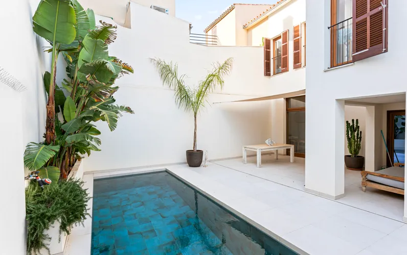 Exclusiva casa de ciutat renovada amb estil mediterrani i impressionants àrees exteriors