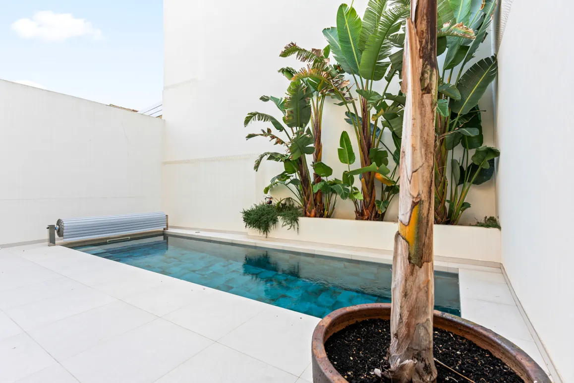 Exclusiva casa de ciudad renovada con estilo mediterráneo y impresionantes áreas exteriores-3