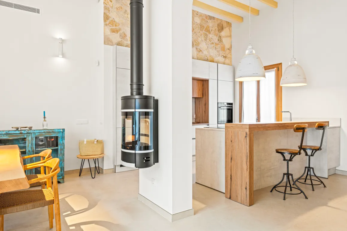 Maison de ville réhabilitée de manière exclusive avec un flair méditerranéen et des espaces extérieurs impressionnants-6