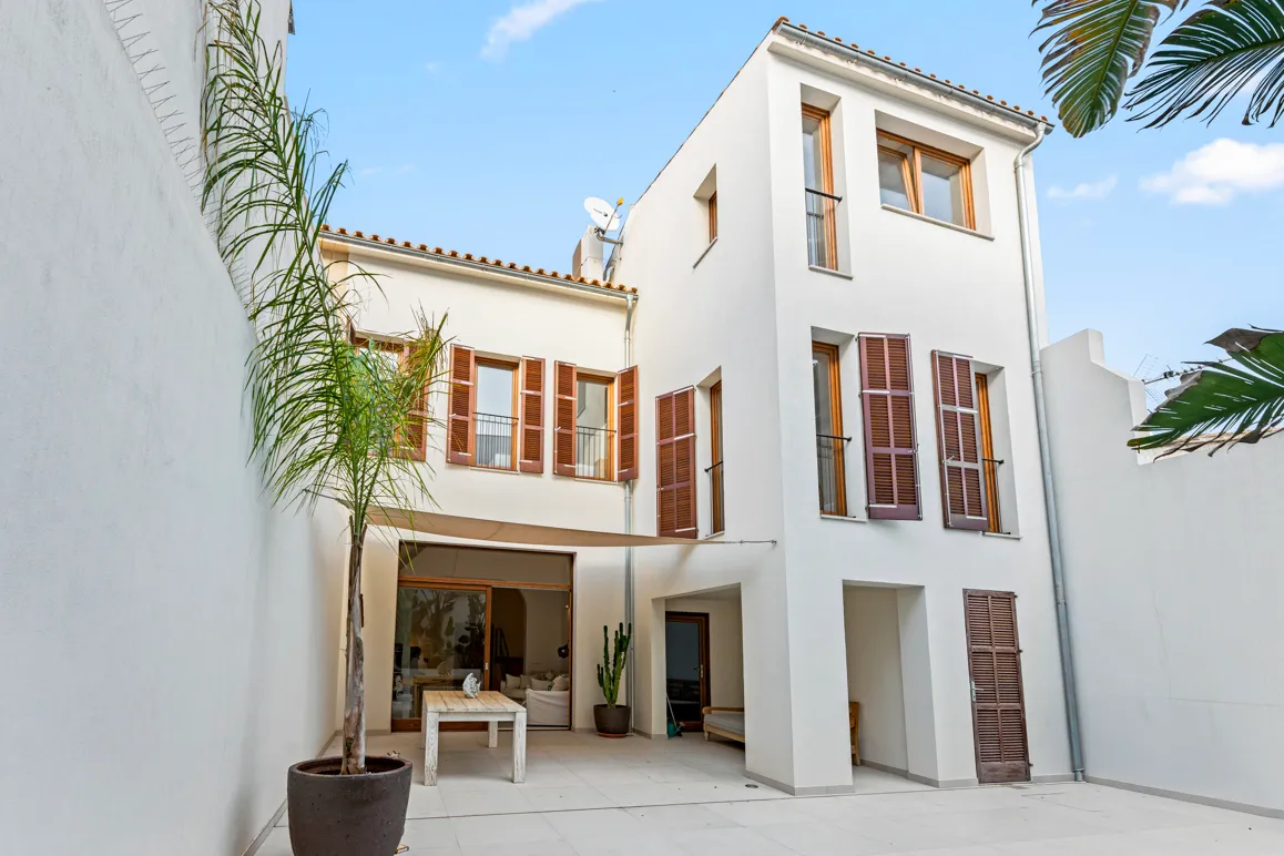 Exclusiva casa de ciutat renovada amb estil mediterrani i impressionants àrees exteriors-2
