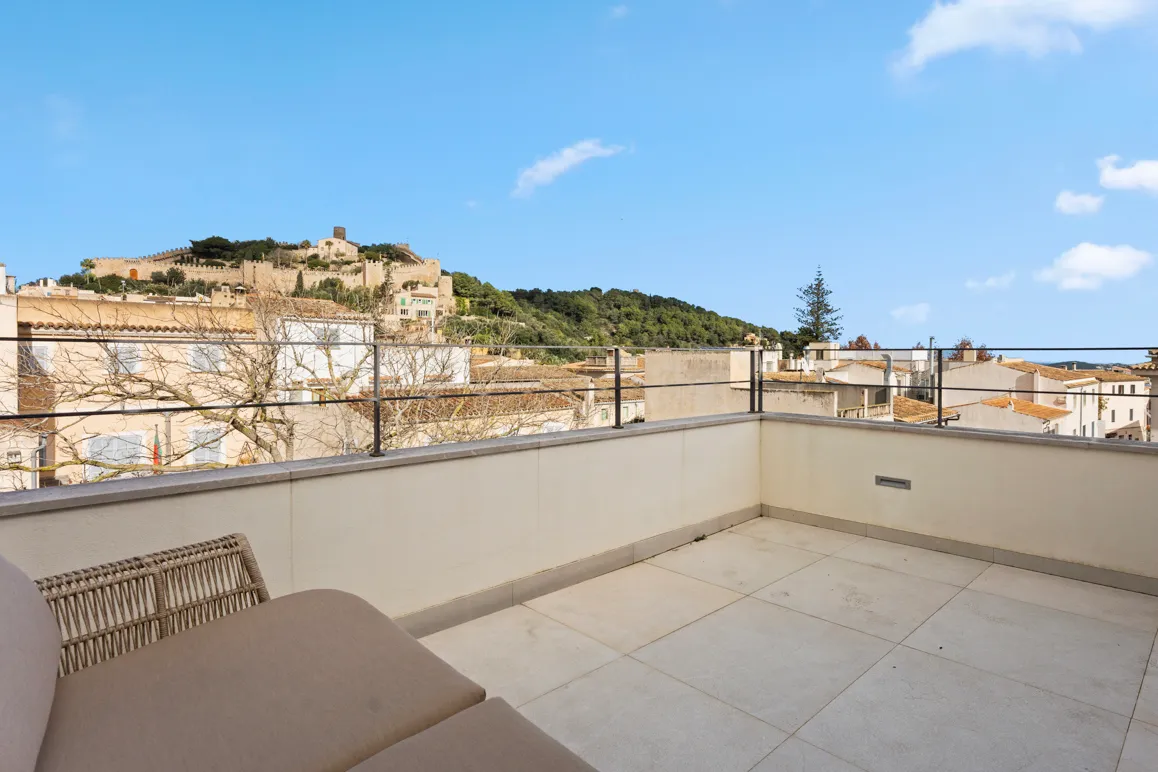 Maison de ville réhabilitée de manière exclusive avec un flair méditerranéen et des espaces extérieurs impressionnants-11