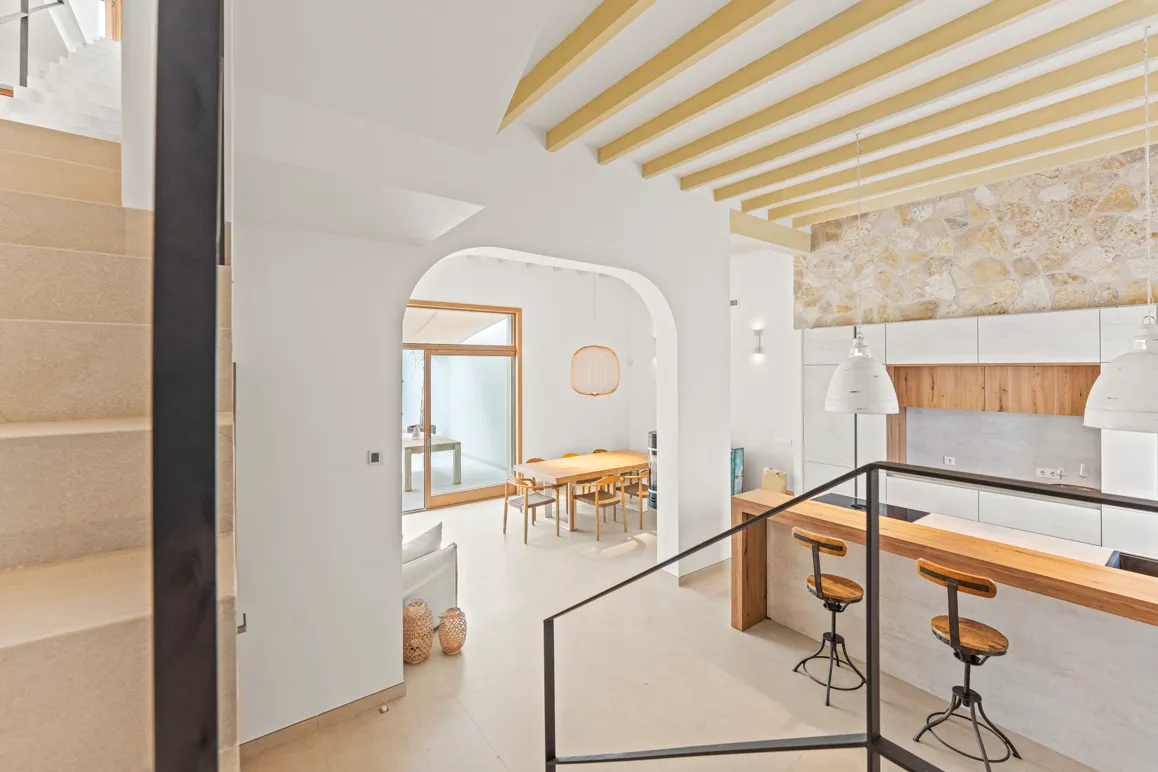 Maison de ville réhabilitée de manière exclusive avec un flair méditerranéen et des espaces extérieurs impressionnants-8