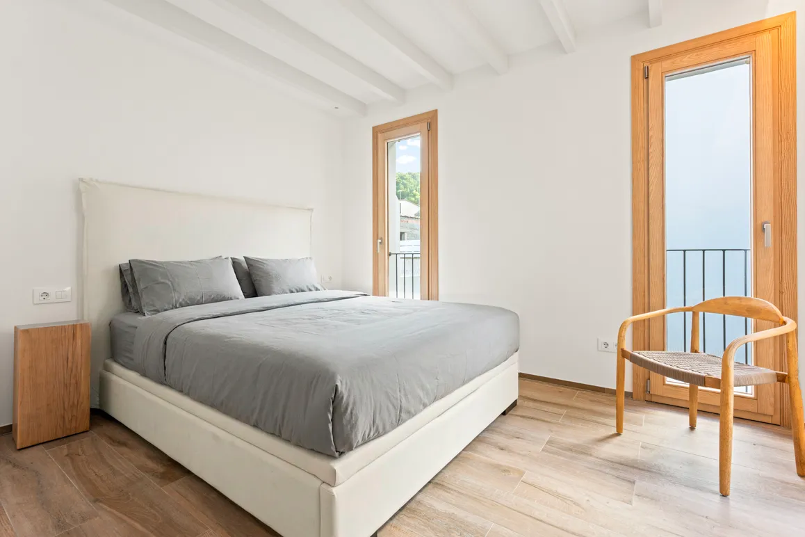 Maison de ville réhabilitée de manière exclusive avec un flair méditerranéen et des espaces extérieurs impressionnants-9