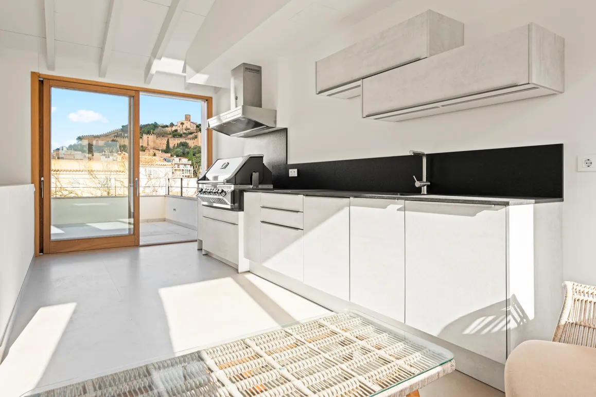 Maison de ville réhabilitée de manière exclusive avec un flair méditerranéen et des espaces extérieurs impressionnants-10