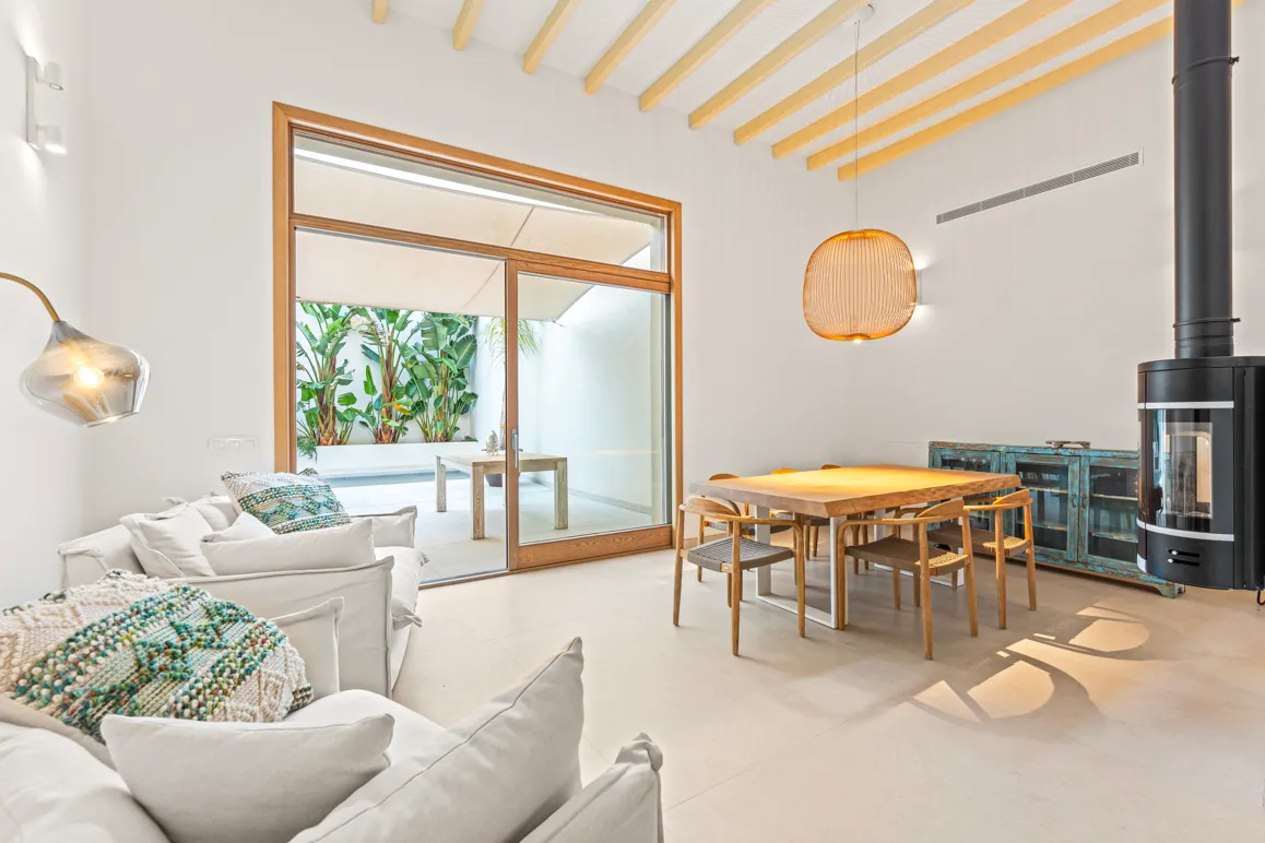 Exclusiva casa de ciudad renovada con estilo mediterráneo y impresionantes áreas exteriores-4