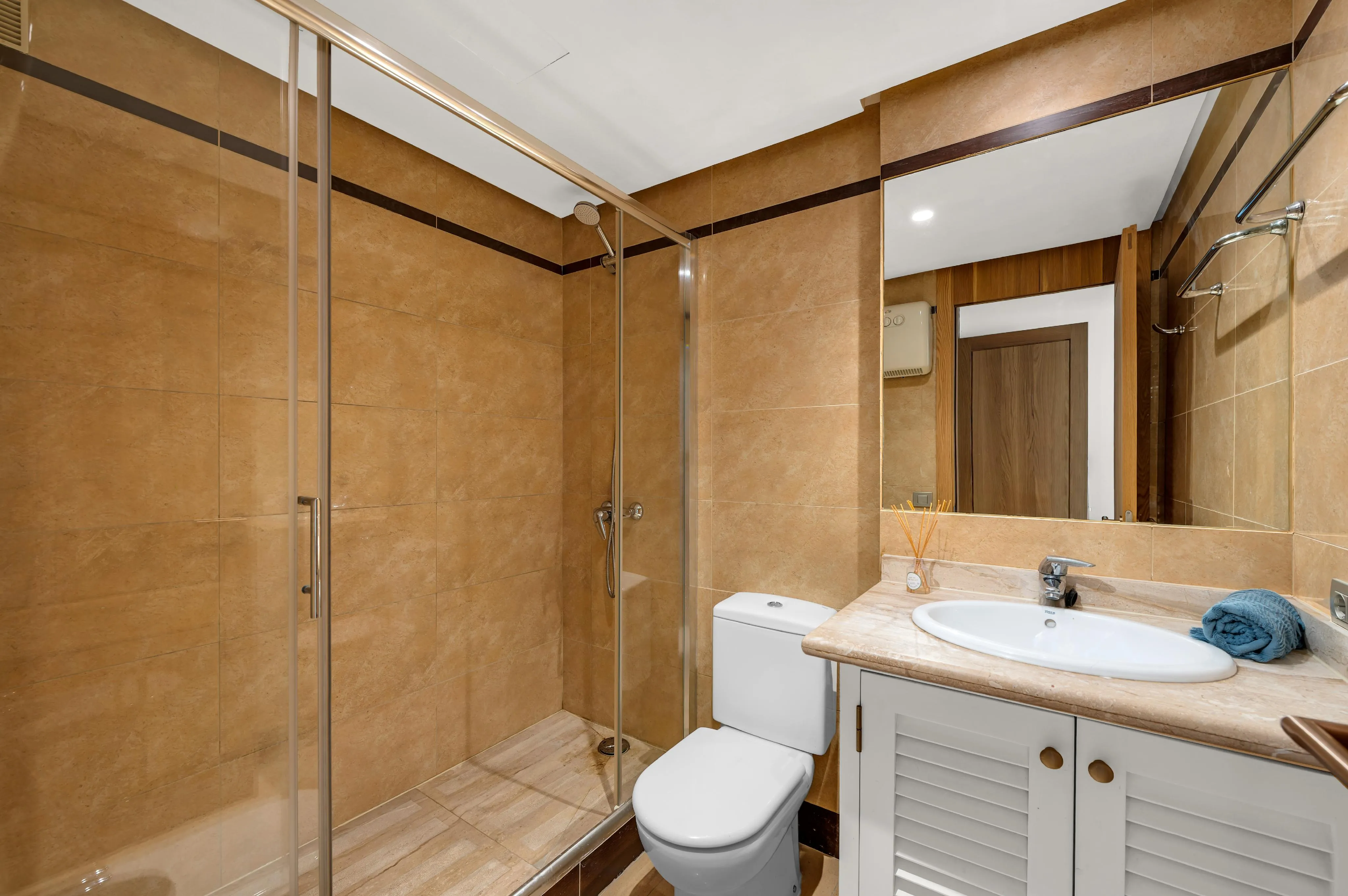 Eksklusiv penthouse med panoramaudsigt over havet og bjergene-10