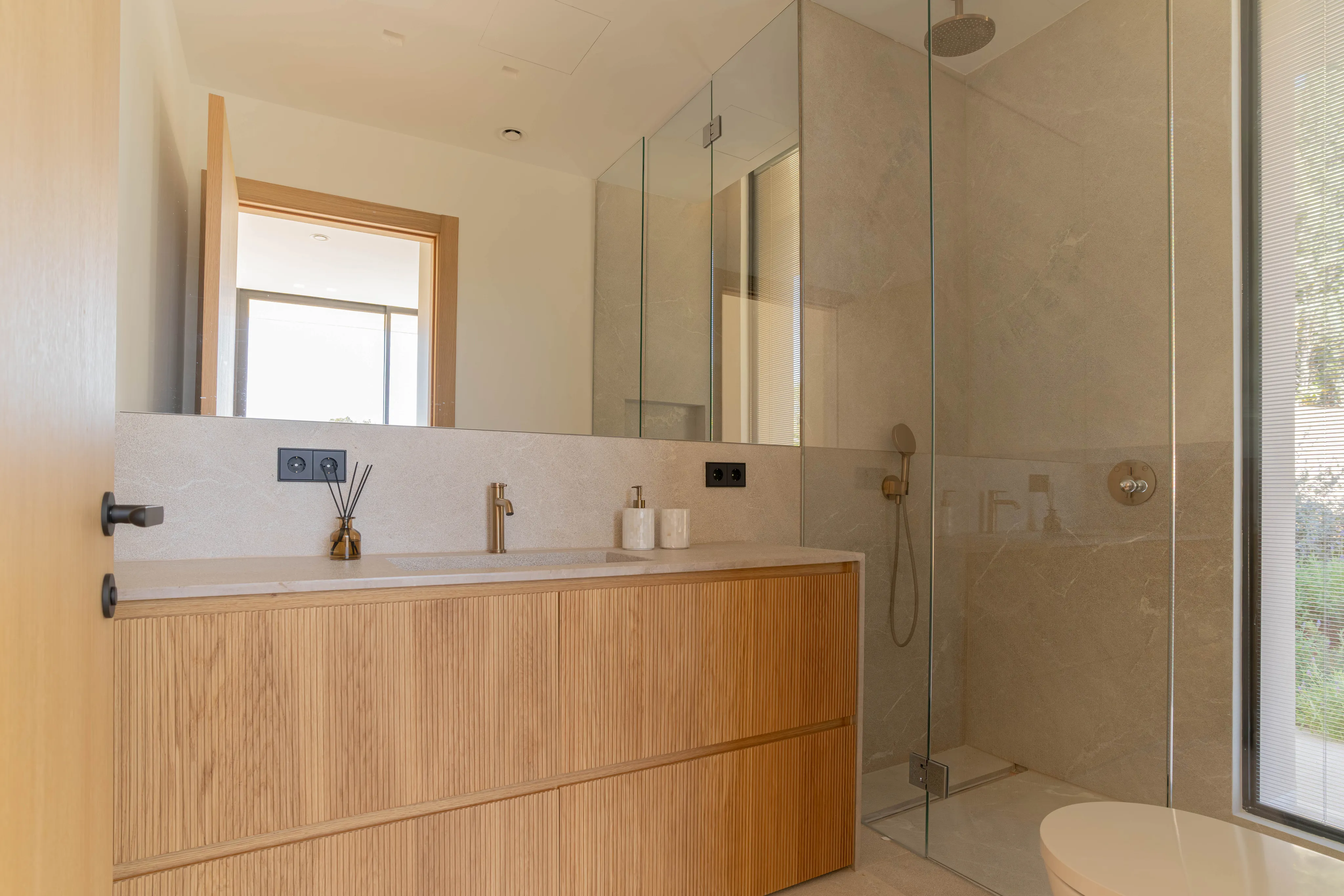 Amazing new villa with sea views-7