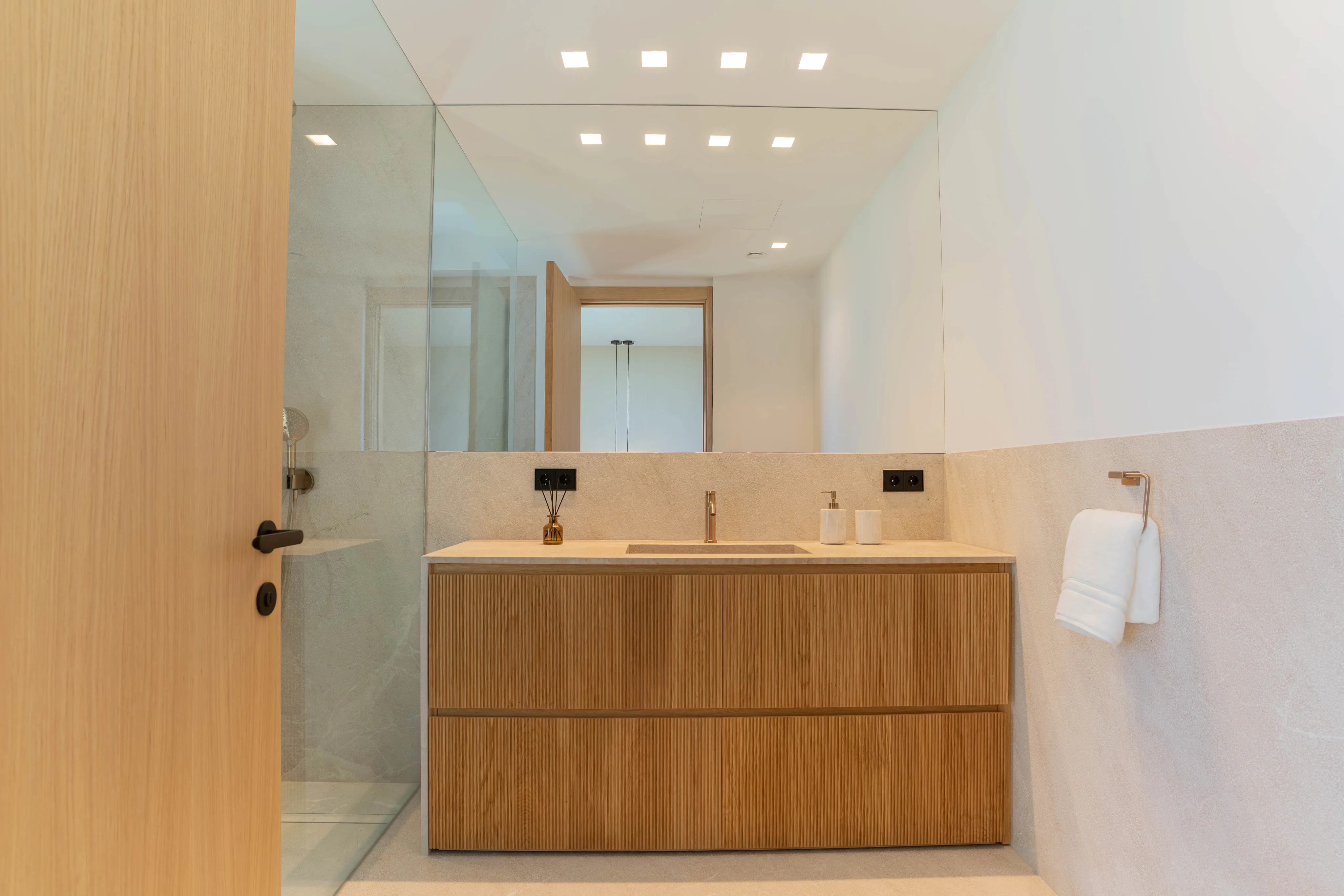 Amazing new villa with sea views-11